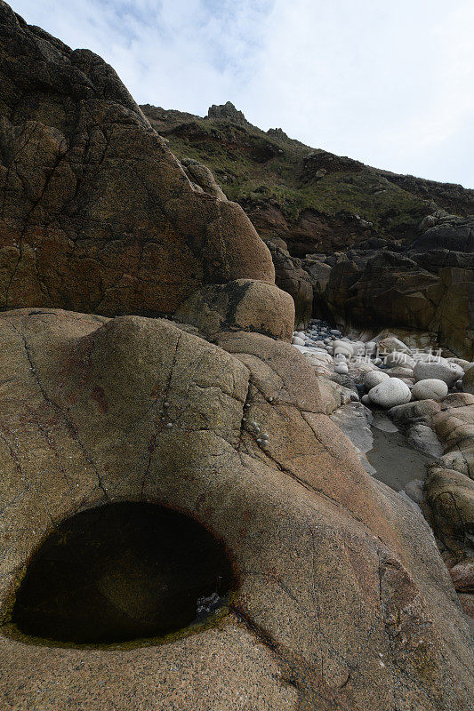 康沃尔Penwith海岸的Porth Nanven岩石泳池